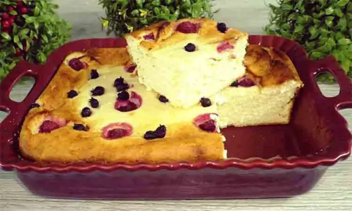 Prăjitură la Tavă cu Brânză de Vaci, Griș și Chefir – Perfectă pentru Familia Ta