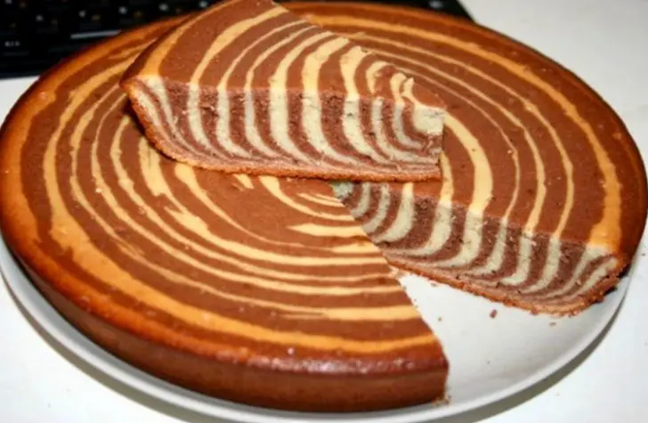 Rețetă Chec “Zebră” de Casă: Un Deliciu Ce Arată Super Apetisant