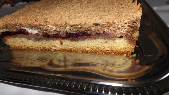 Rețetă Prăjitură cu Dulceață de Prune și Bezea cu Nucă – Un Desert Fără Limite!