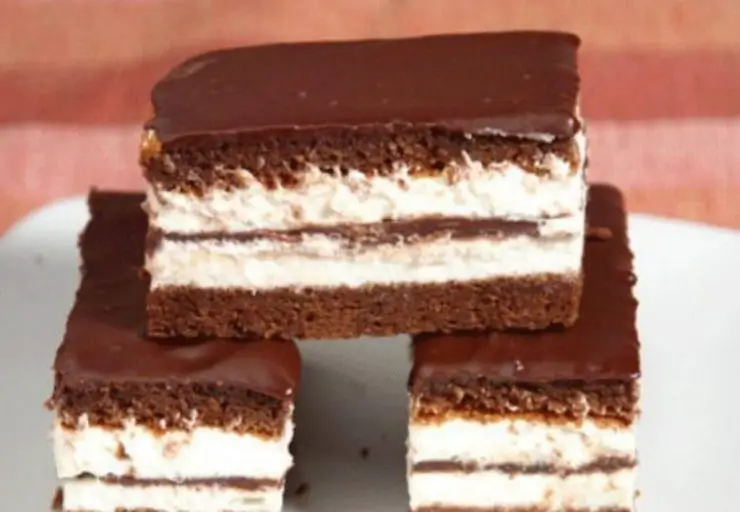 Rețetă Rapidă și Delicioasă – Prăjitură cu Crema de Vanilie și Blat Pufos