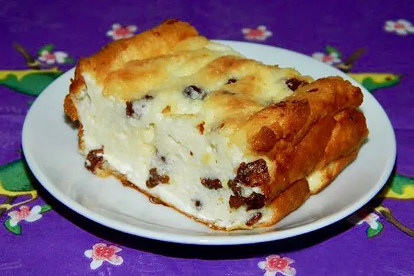 Rețetă Sănătoasă de Budincă cu Brânză Dulce și Stafide – fără Zahăr și fără Făină