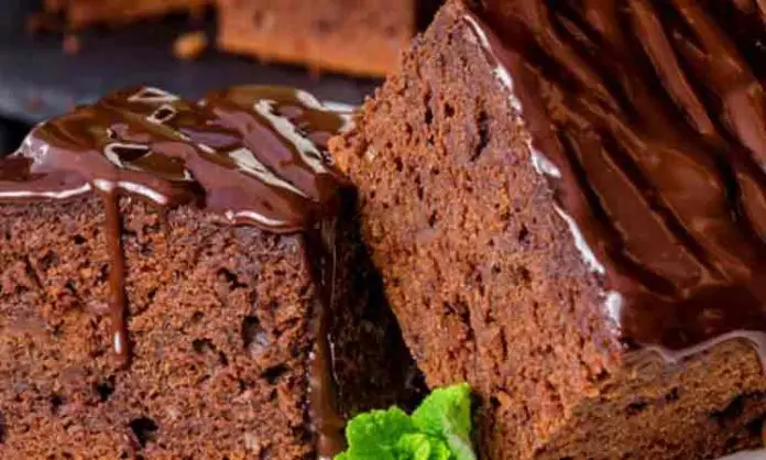 Rețetă Simplă de Negresă cu Glazură de Ciocolată : Delicioasă și Ușor de Preparat