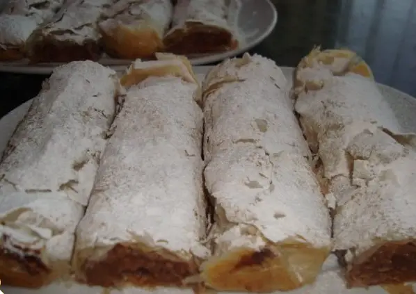 Rețetă Simplă de Strudel cu Mere și Nucă: Un Desert Rapid cu Puține Ingrediente