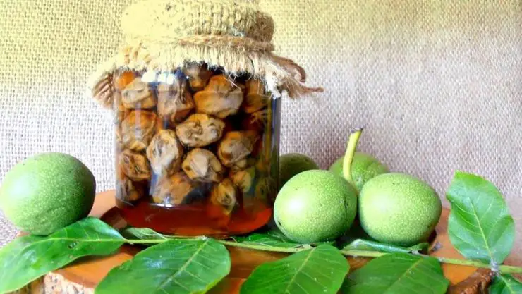 Rețeta Tradițională Romanească: Dulceață de Nuci Verzi, Fără Conservanți