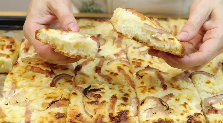 Rețetă de Pizza cu șuncă și ceapă – pufoasă și delicioasă