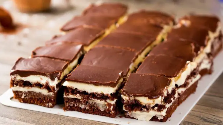 Rețetă de Prăjitură Tradițională cu Cremă, Bezea și Nucă