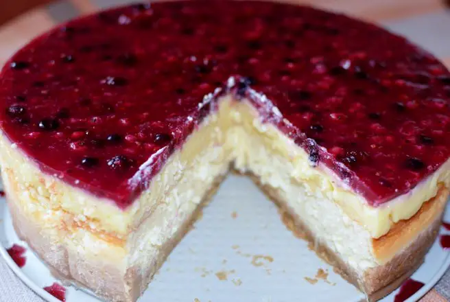 Rețetă de cheesecake cu cremă de vanilie și fructe de pădure – Desert fraged și pufos
