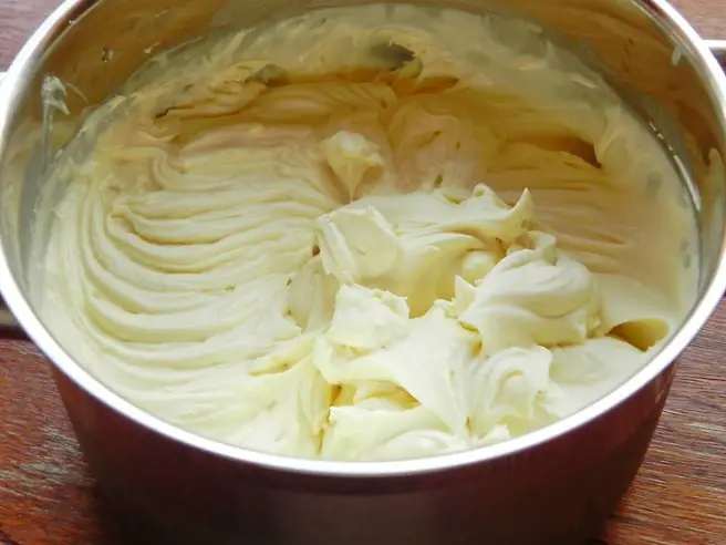 Rețetă delicioasă de desert: Tort cu cremă de ciocolată albă