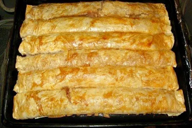 Ruladă cu Mere și Nucă din Foi de Plăcintă – Deliciu Aromat și Crocant