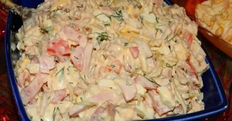 Salată cu Piept de Pui – Delicioasă și Ușor de Preparat