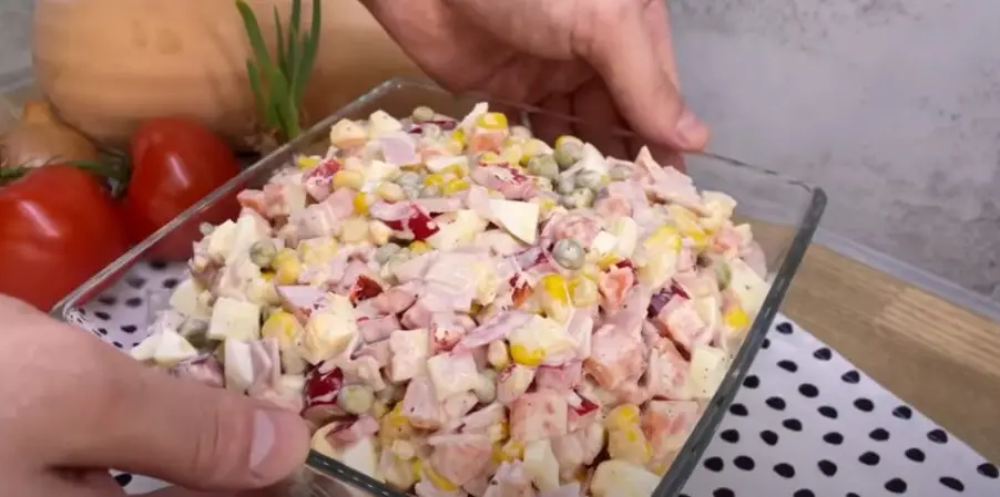 Salată răcoritoare și rapidă pentru zilele călduroase de vară – O opțiune ușor de pregătit și foarte gustoasă