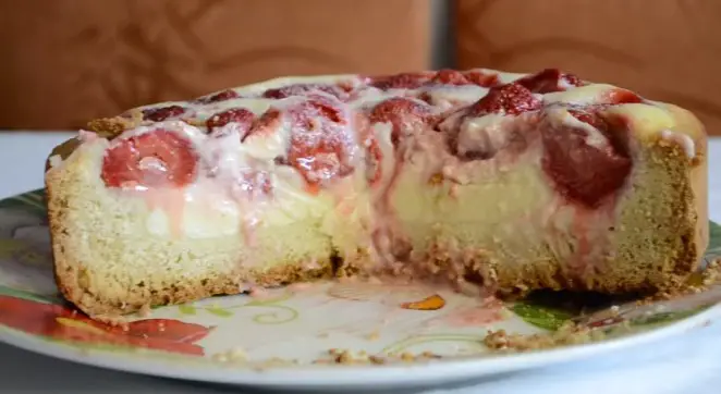 Tartă cu Căpșuni și Sos de Smântână: O Rețetă pe care Trebuie să o Încerci