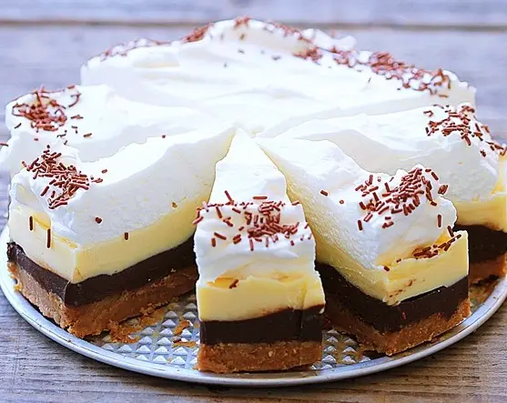 Tort Kinder cu Blat de Biscuiți și Cremă de Vanilie și Ciocolată