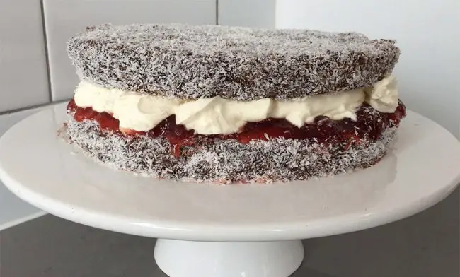 Tort Lamington cu Blat Fin, Cremă și Nucă de Cocos