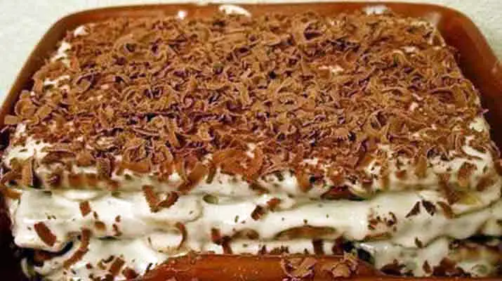 Tort de Biscuiți cu Banane – Desert Rapid fără Coacere