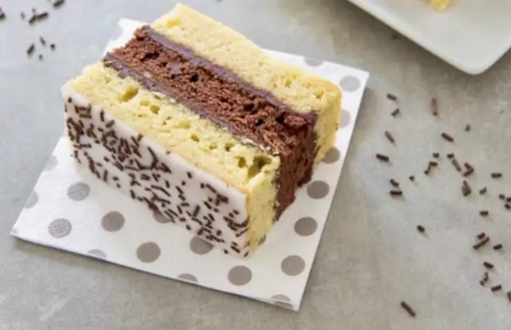 Tort în Două Culori cu Blaturi de Vanilie și Cacao: Surprinde-ți Musafirii