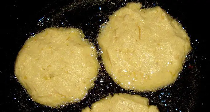 Turte de Porumb cu Cașcaval și Usturoi – Rețetă Ușoară și Delicioasă