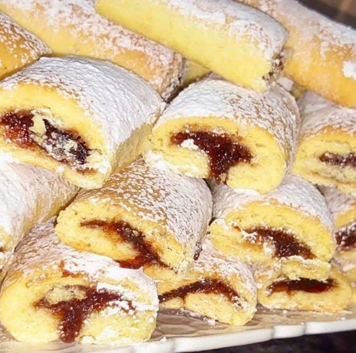 Această rețetă de rulouri o am de mulți ani și încă este cea mai bună… Au un termen de valabilitate lung, iar cu fiecare zi care trece devin tot mai bune…