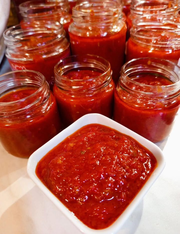 Iarna nu poate trece fără acest sos PICANT foarte gustos din roșii, ardei și usturoi