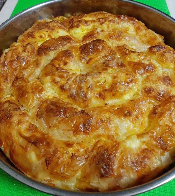 PLĂCINTĂ CU BRÂNZĂ CU FOI DE COMERȚ… O plăcintă foarte rapidă și gustoasă, preparată în cel mai simplu mod, așa cum m-a învățat bunica mea…