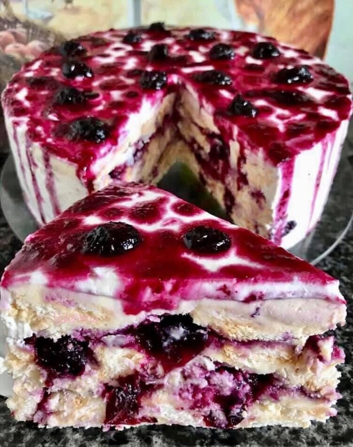 Tort rapid cu biscuiți, mascarpone și gem de afine, fără coacere Un desert irezistibil pentru orice ocazie