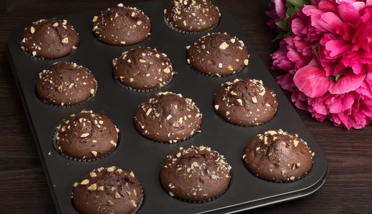 Brioșe perfecte de ciocolată cu o surpriză delicioasă de căpșuni: Rețetă simplă cu doar 2 ouă!