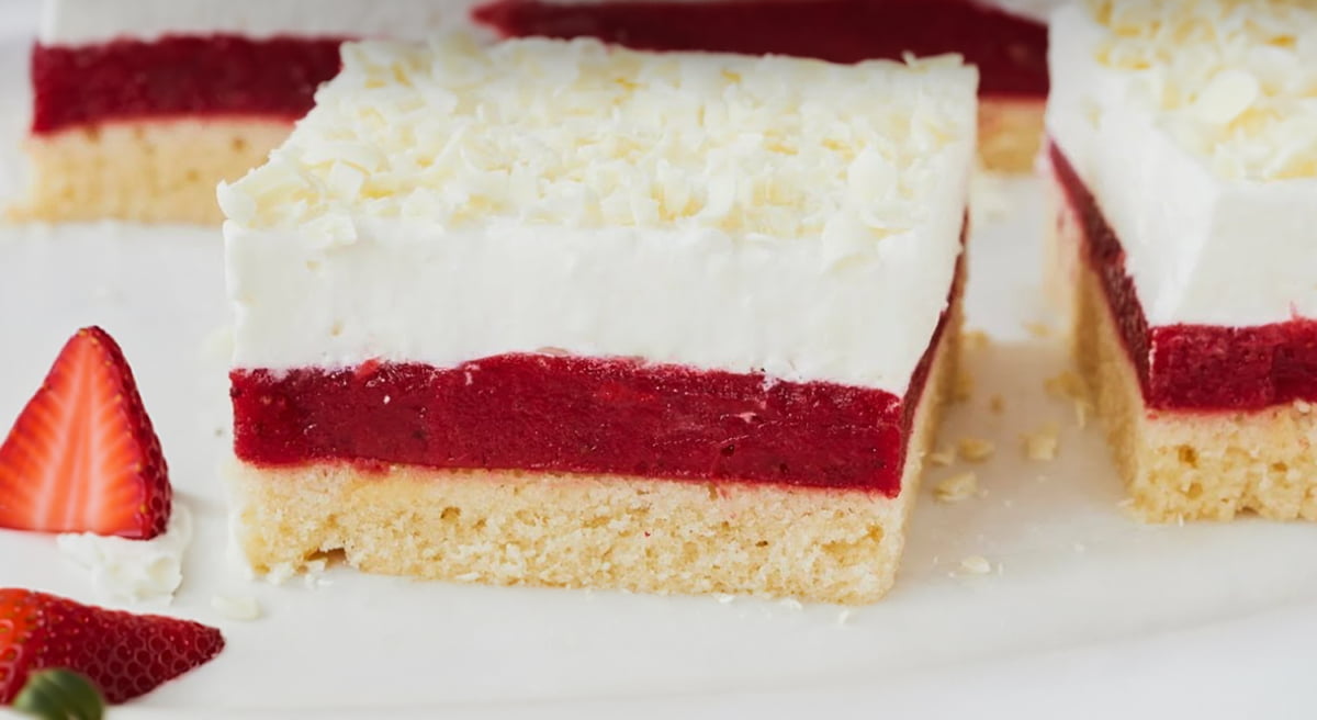 Prăjitură excelentă cu blat pufos, căpșuni, cremă delicioasă și ciocolată albă: Rapidă și ușoară – se coace doar 25 de minute!