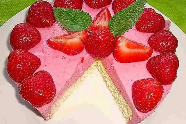 Rețetă prăjitură cu iaurt și căpșuni