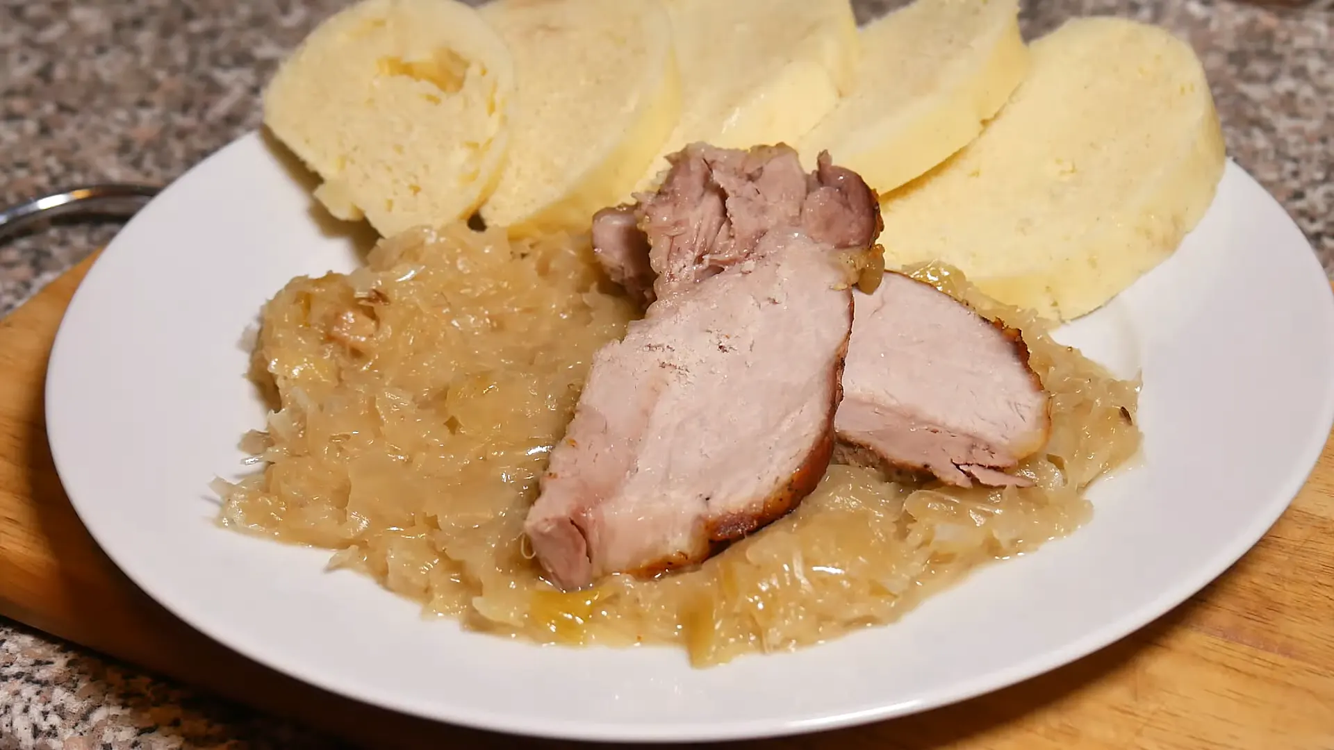 Ceafă de porc la cuptor cu varză călită și sos de ceapă: Încercați această rețetă testată!