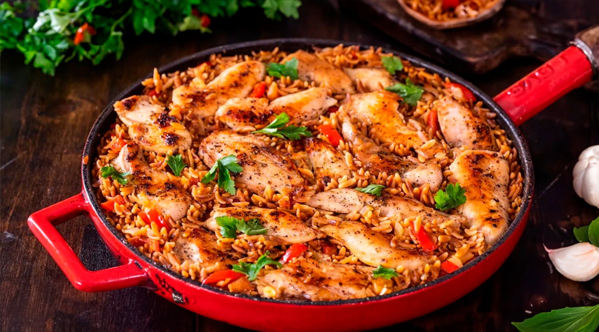 Cină rapidă dintr-o singură tigaie: Orzo la cuptor cu piept de pui