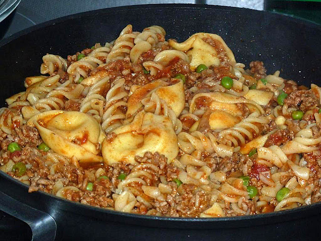 Tocăniță de tortellini cu carne tocată
