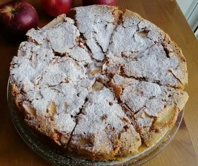 Această rețetă delicioasă de prăjitură cu mere din doar 4 ingrediente face ca întreaga casă să miroasă minunat