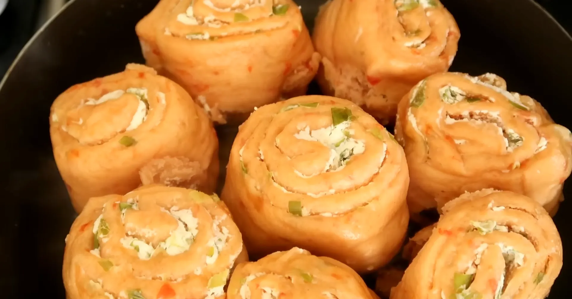 Uitați de langoși: Acești melci cu roșii și ceapă verde sunt noul HIT! (REȚETĂ)