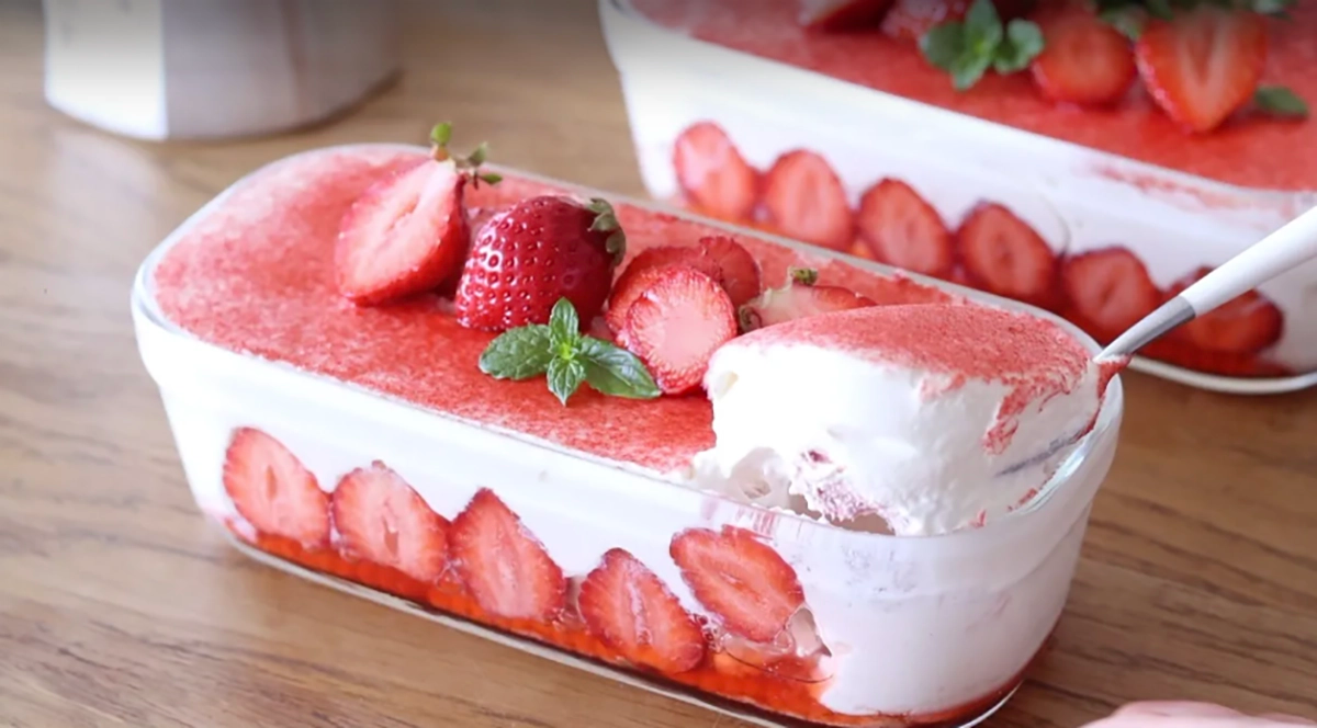 Cum să faci un tiramisu simplu cu căpșuni în 10 minute – fără cuptor!