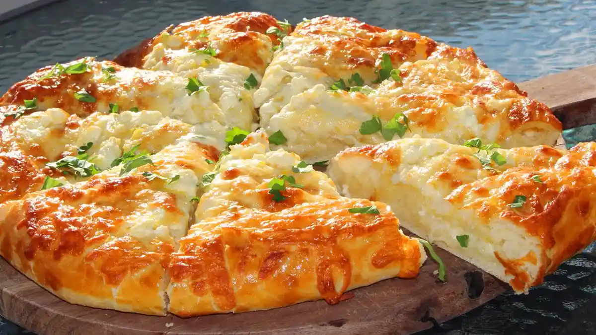 Rețetă de pâine grecească cu brânză, mereu foarte apreciată