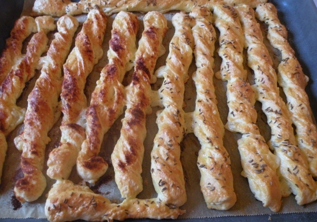 Batoane cu brânză din aluat foietaj