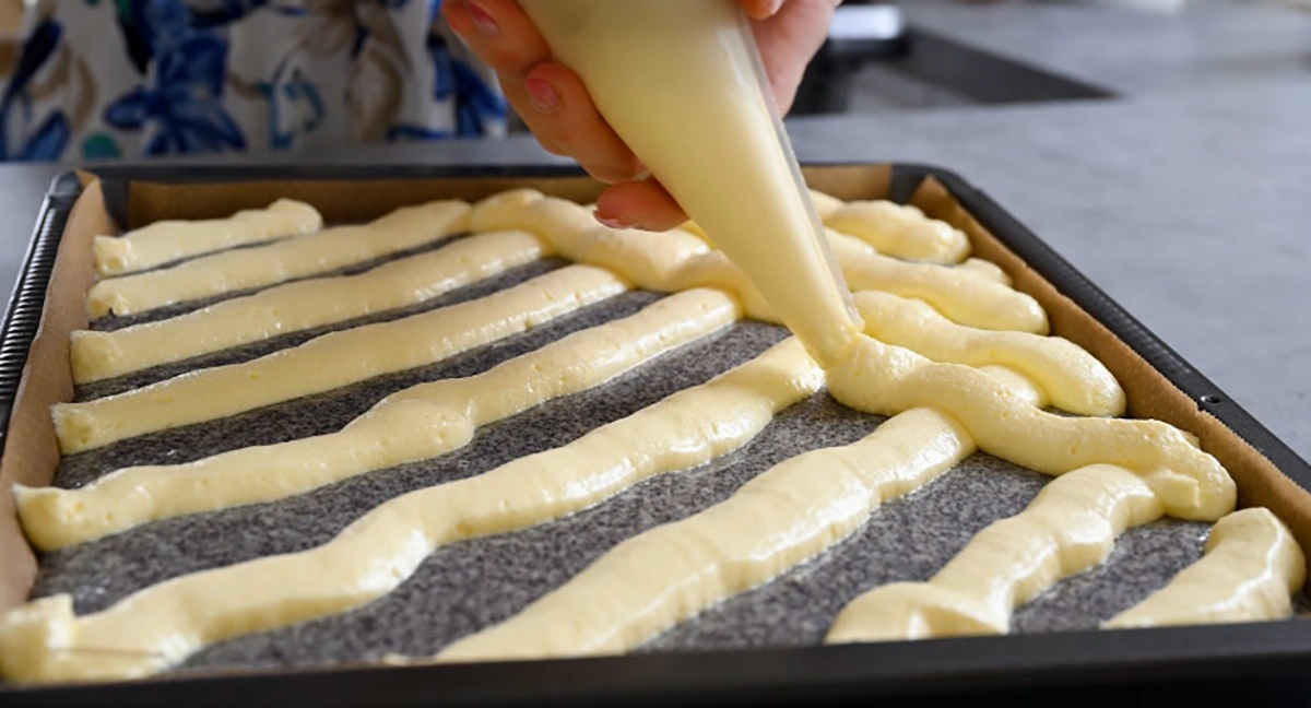 Prăjitură pufoasă cu mac și grilaj delicios de brânză dulce cu vanilie