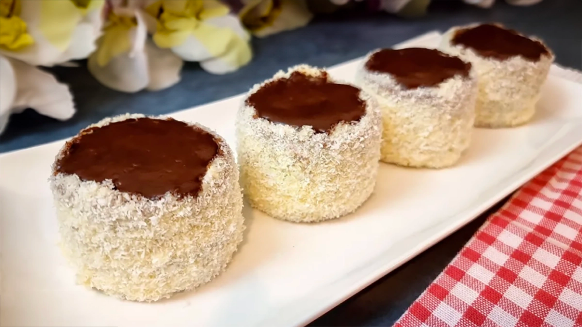 Mini prăjituri cu cremă de vanilie: Rețetă pentru un desert delicios și suculent