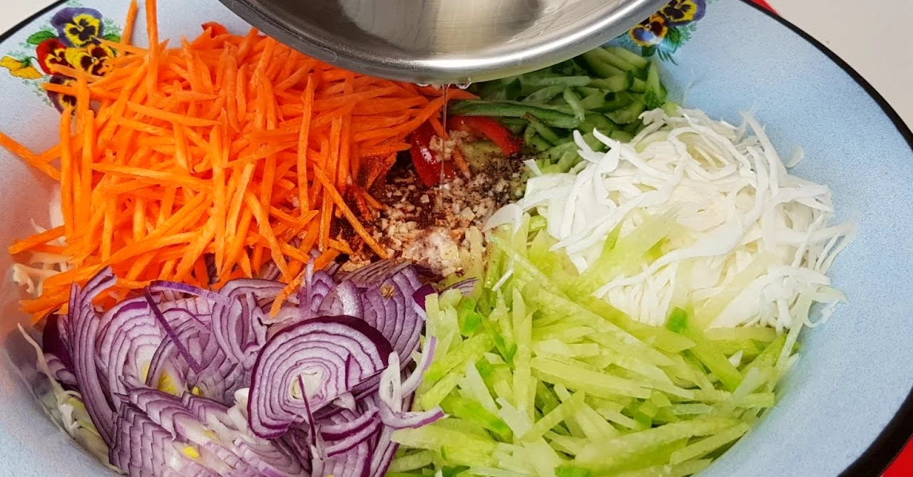 TOP Rețetă: Salată coreeană din legume proaspete – bombă sănătoasă și gustoasă!