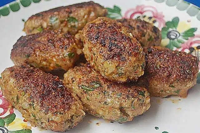 Rulouri turcești din carne tocată cu iaurt de castraveți și salată Rețetă: Simplu și delicios