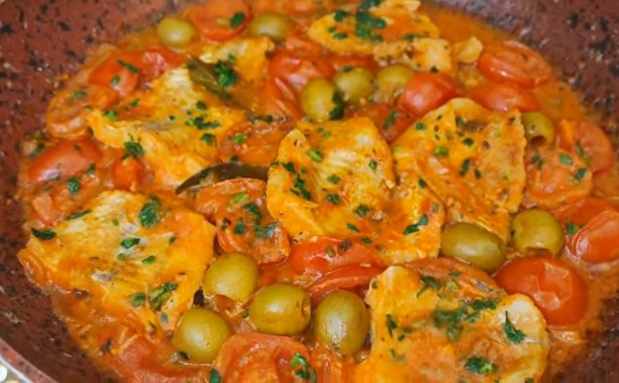 Astăzi trebuie să fiu cuminte și nu am voie să mă abat de la reguli înainte de Revelion, așa că diseară mănânc acest cod cu sos de roșii | Are 240 Kcal!