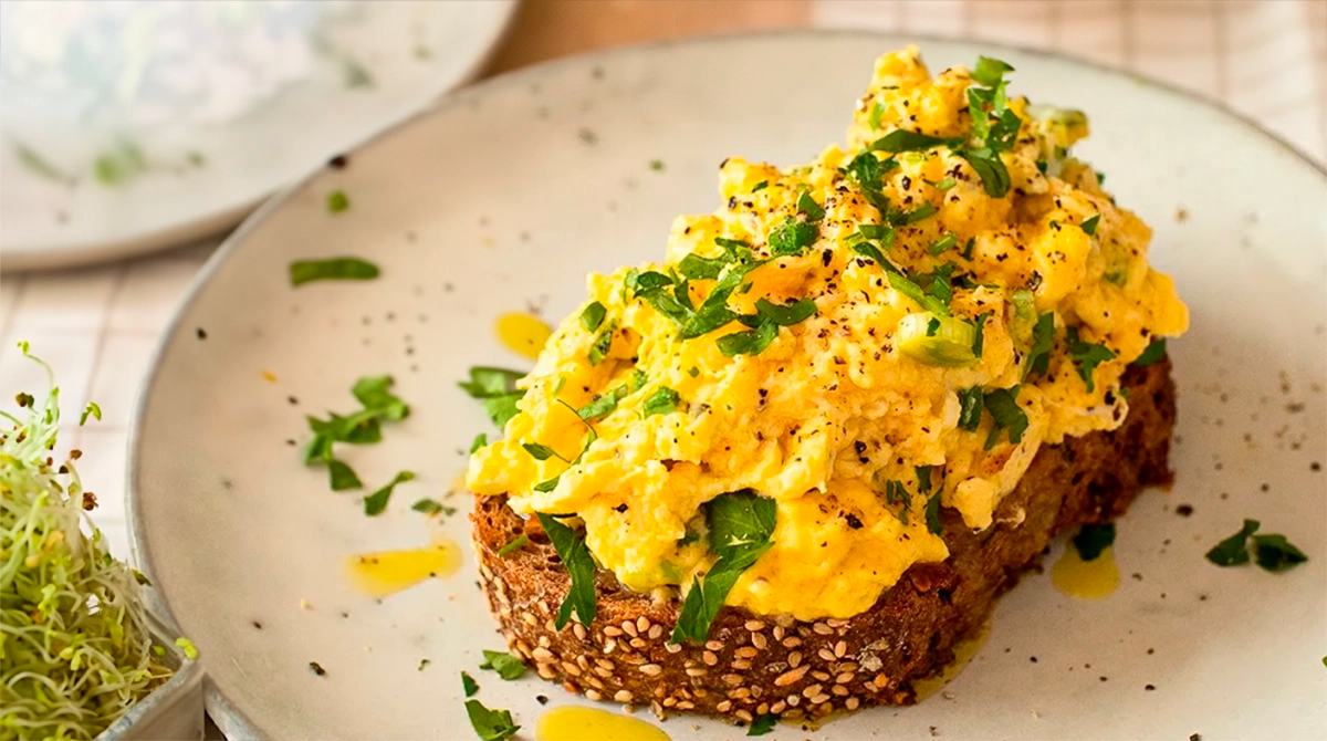 Omletă cremoasă cu ingredient secret: Cele mai bune mic dejunuri pe care le-ai avut vreodată!