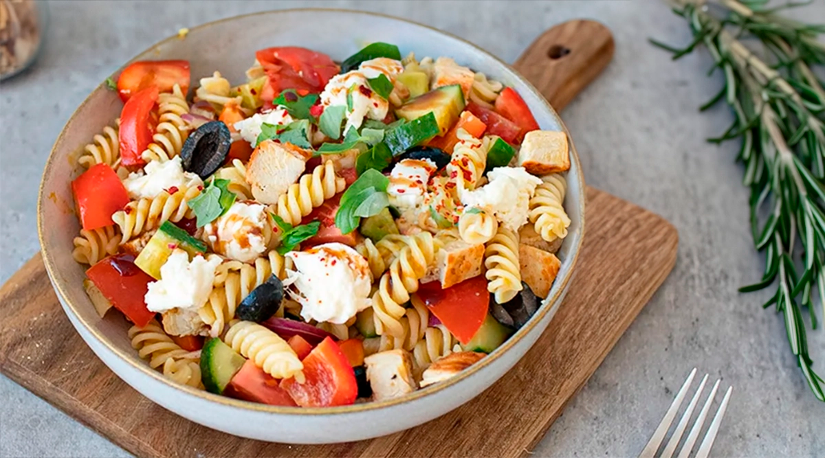 Salată de paste răcoritoare de vară cu pui și legume colorate: Cină gata în 10 minute!