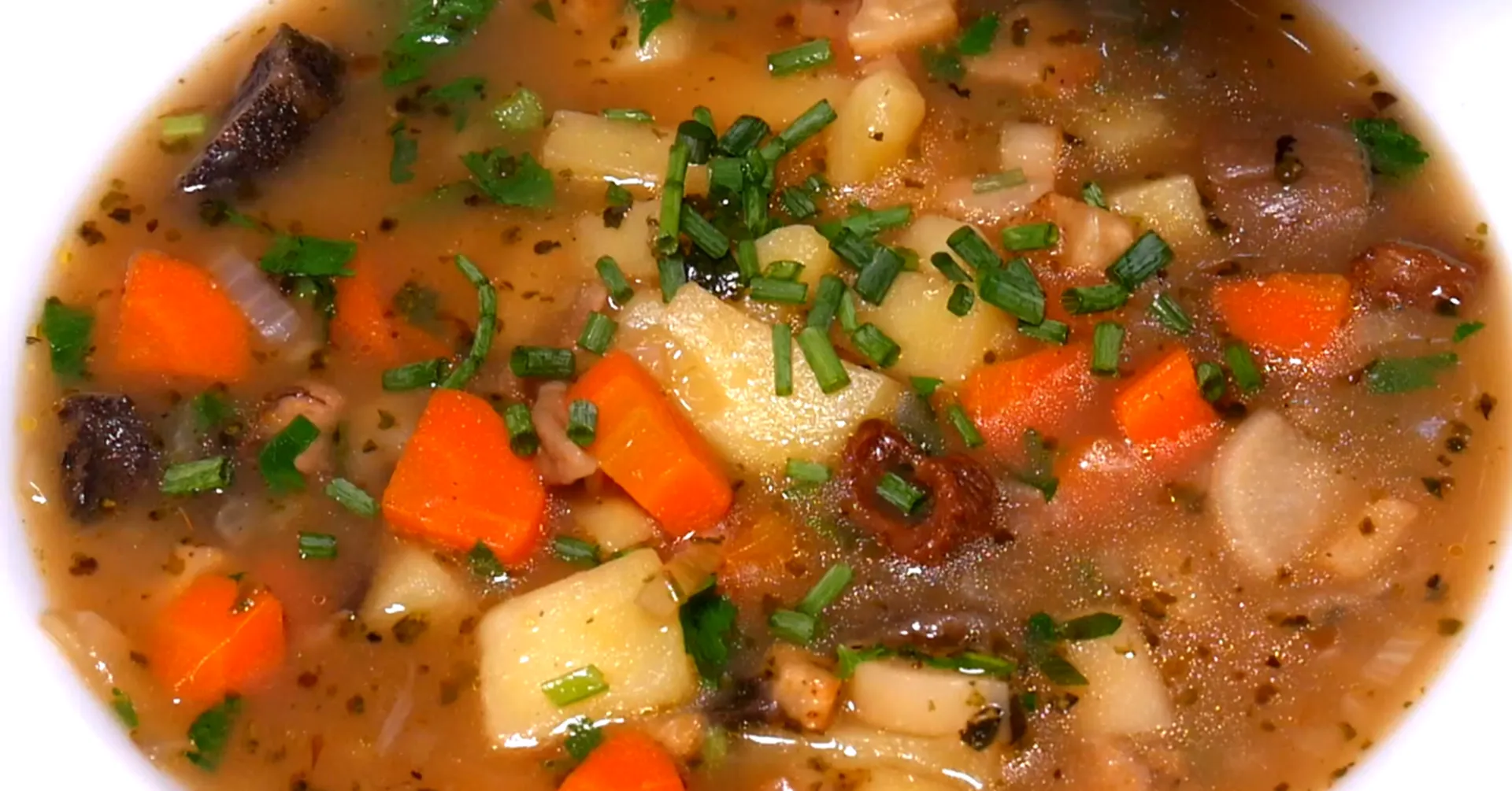 Ciorbă de cartofi cu ciuperci pas cu pas: REȚETA unei delicii tradiționale slovace plină de savoare.