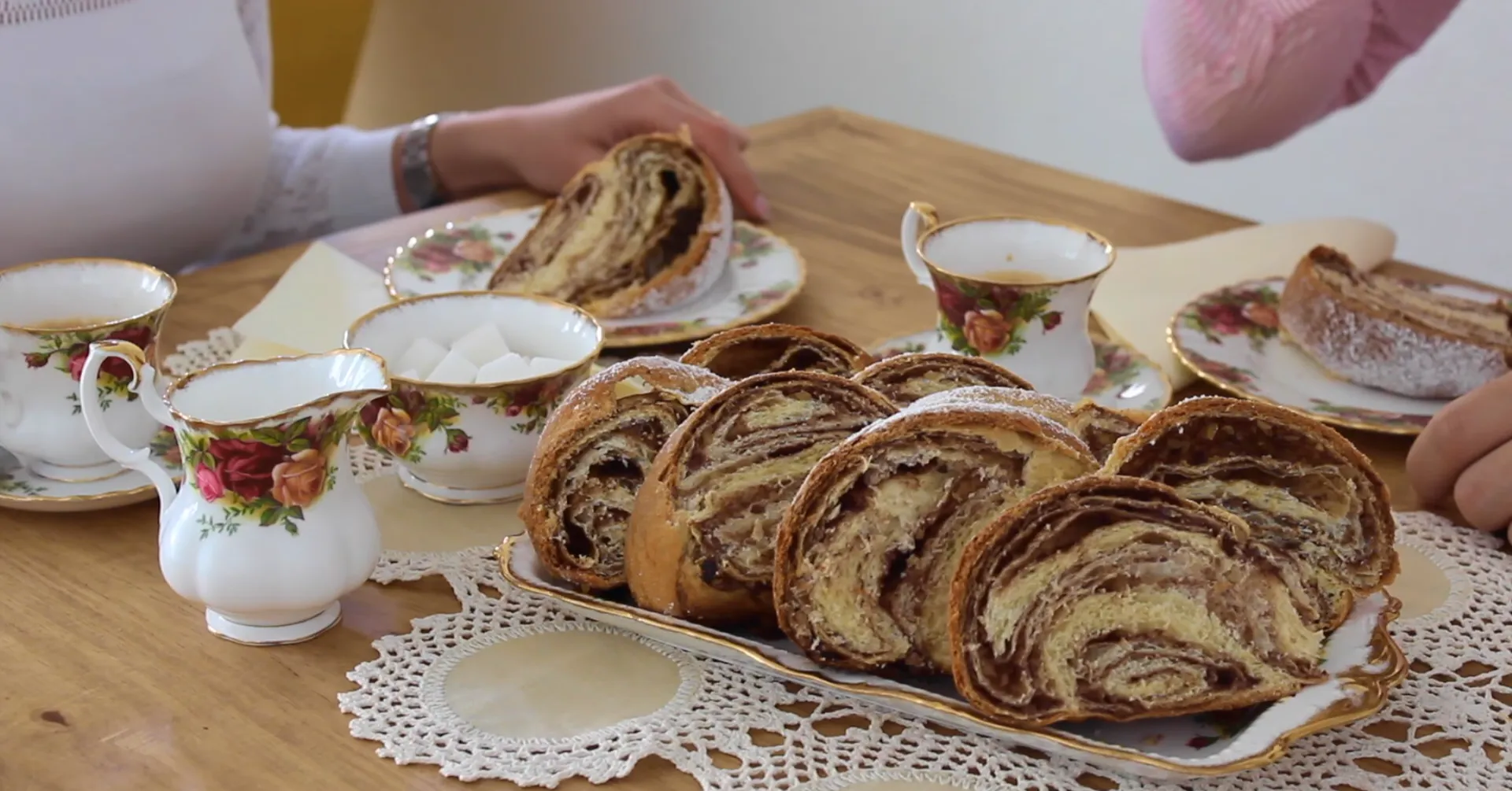 Strudel fantastic dospit cu nucă și gem: Rețetă ca de la bunica!