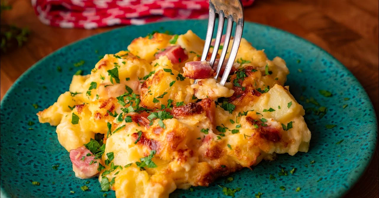 Cartofi copți „Carbonara” cu slănină și brânză: Deliciu cremos!