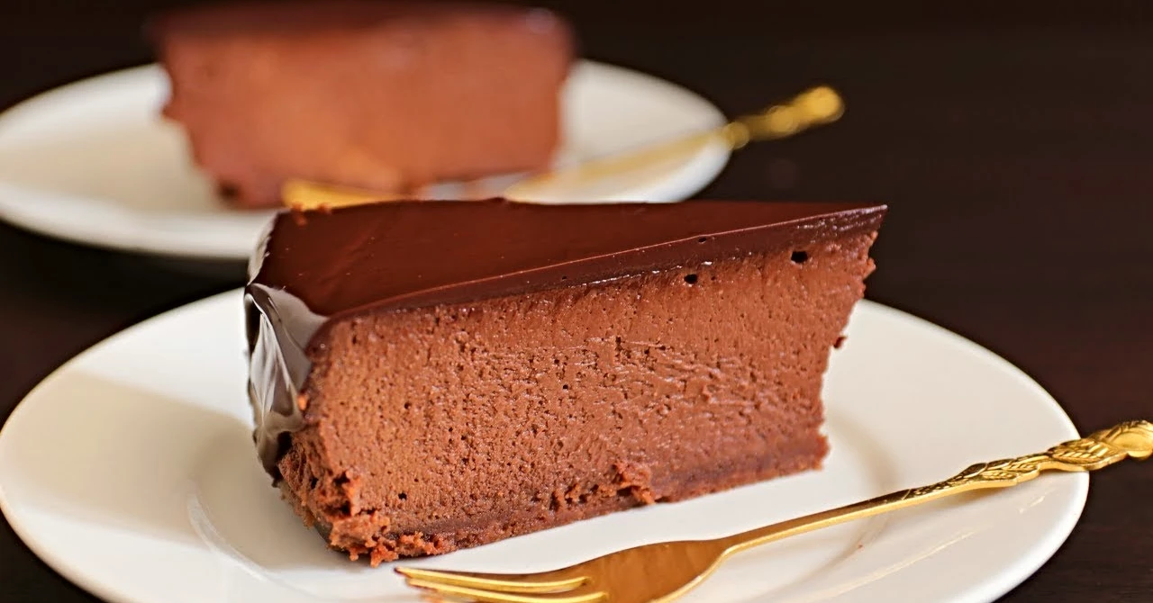 Cheesecake divin de ciocolată cu smântână: Se topește în gură și îl poate face oricine! (REȚETĂ)