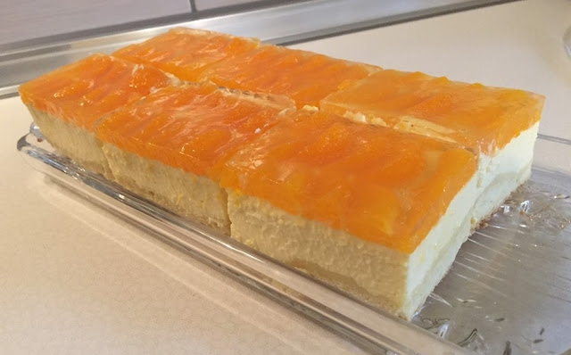 Prăjitură la tavă cu brânză de vaci și mandarine