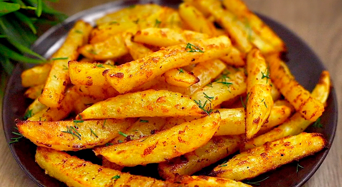 Cartofi prăjiți crocanți cu parmezan și ierburi aromatice
