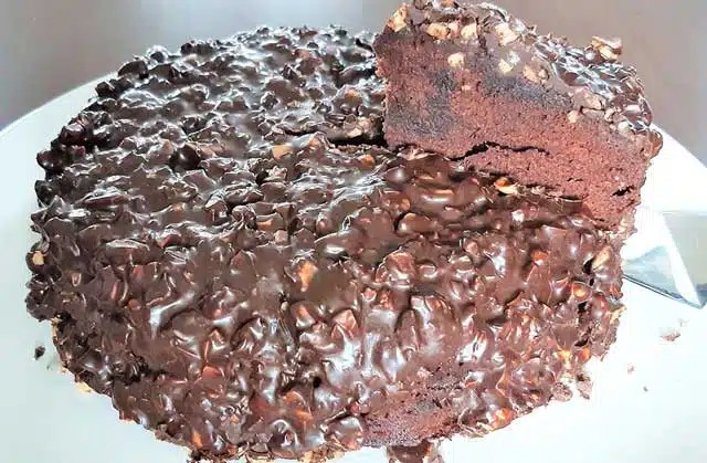 Rețetă prăjitură Snickers: „coaptă” în 7 minute la microunde